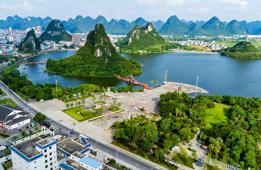 县城西面成龙湖优美风光。