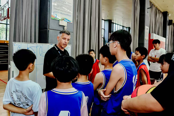 國際青訓專家為豐平小學球員進行籃球技術指導。基金希望小學籃球季組委會供圖