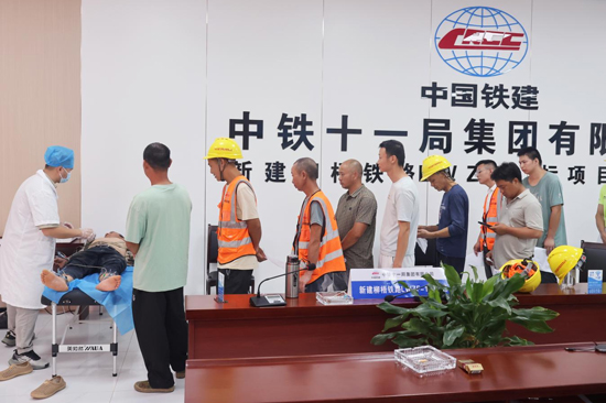 医护人员为柳梧铁路项目参建者做心电图检查。王雄摄