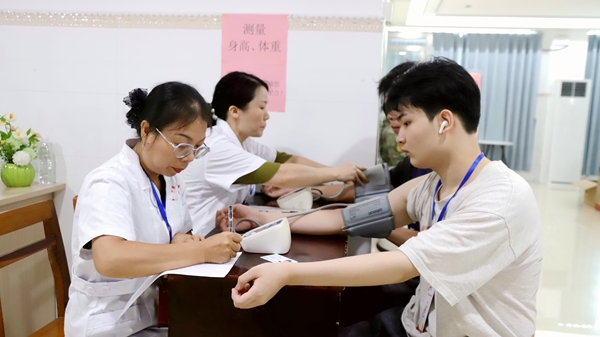 醫生正在為應征青年測量血壓。吳詩文攝