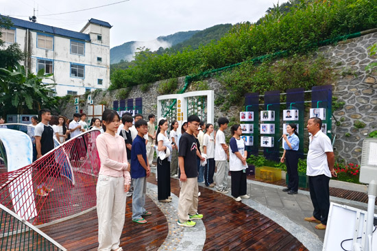 返家乡大学生参观福祥村人才广场。黄裕舒 摄