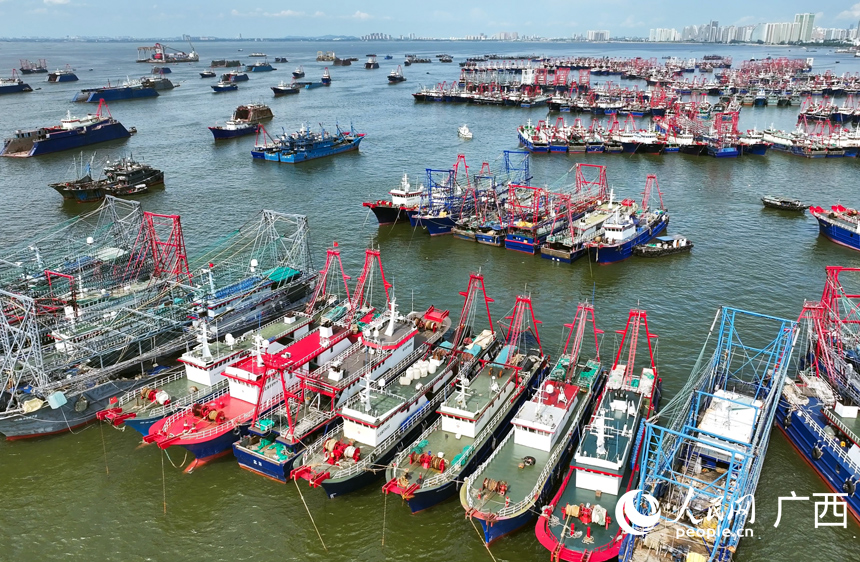 在北海地角漁港海域整裝待發的漁船
