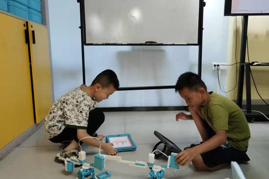孩子們正在搭建機器人模型。（新竹社區供圖）