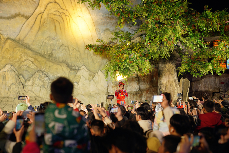 广旅·南宁之夜街区持续搭建非遗与民族文化的传播舞台，成为国内外游客感受民族文化、认识广西的热门地标之一。广旅置业集团供图