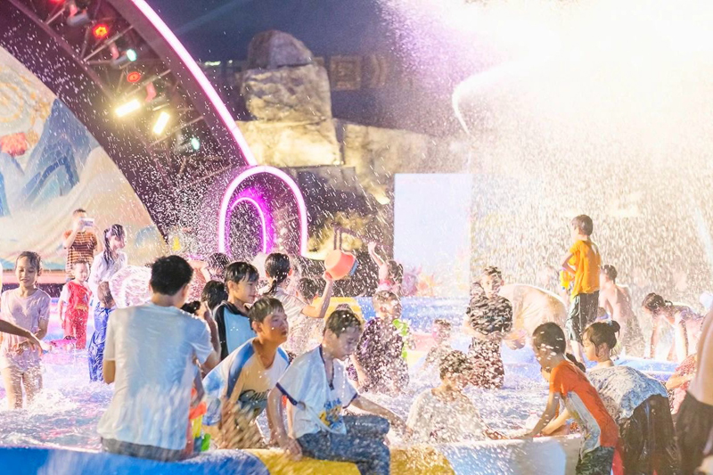 广旅·南宁之夜街区精心筹划推出的冰爽狂欢嘉年华活动成为南宁周边游客夜游休闲的心仪之选。广旅置业集团供图