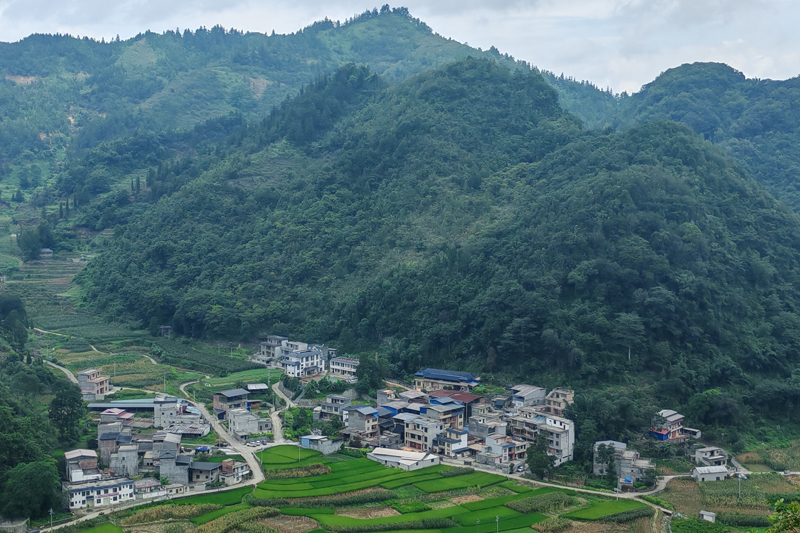新洛村部所在地下洞屯，错落有致的山水人家。