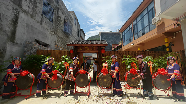 8月17日，瑶族群众在广西都安瑶族自治县高岭镇花密样小院敲响非遗铜鼓。高东风摄