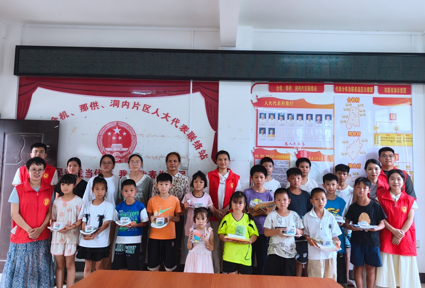 德保縣政協大手牽小手，書香浸童心活動合影。德保縣委宣傳部供圖