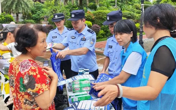 民警們通過發放宣傳單、環保袋等方式，進行反詐騙宣傳