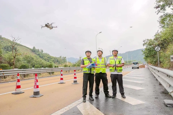 工作人員利用無人機巡查。