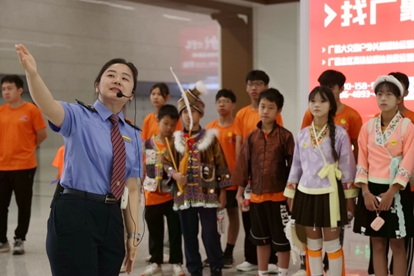 铁路工作人员为孩子们介绍南宁北站历史。资音摄