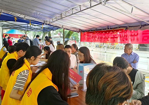 雨中助夢：助學貸款簽啟的青春長約。林桂冰攝