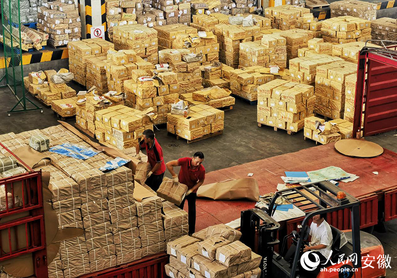 物流园内，打包好的教材即将发往全省各个区域新华书店。