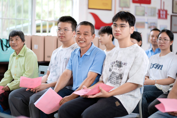 认真听取优良家风分享。自治区妇联供图