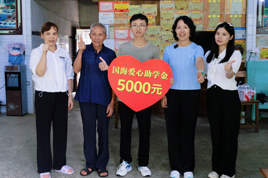 到马山学子家中实地探访。国海证券供图