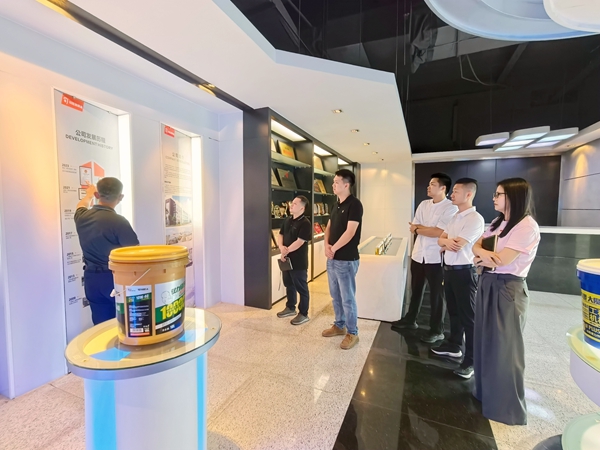 调研组一行到司能石油化工有限公司进行调研。董灿云摄