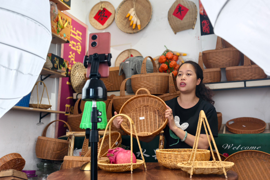 零售户在直播销售自己编的藤编工艺品 唐俊摄