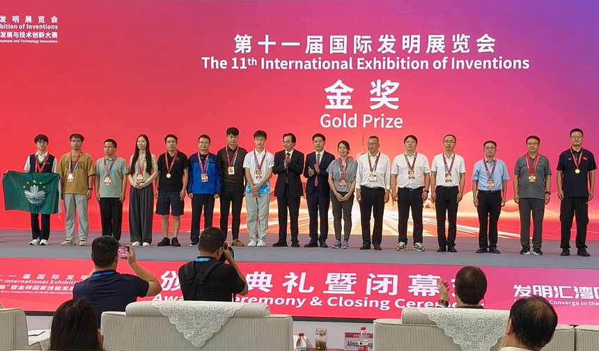 南寧市第三中學金煜城同學（左八）作為金獎獲得者代表上台領獎。陳泳宏攝