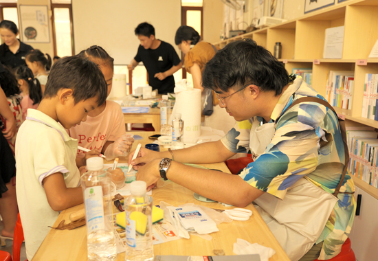 清华大学美术学院雕塑系在读博士魏晋对学生进行创作指导