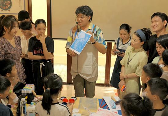 清华大学美术学院雕塑系在读博士魏晋对学生进行作品示范创作与展示