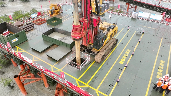 合湛高鐵鐵山港跨海特大橋首個海上橋墩樁基施工現場航拍。陳磊攝