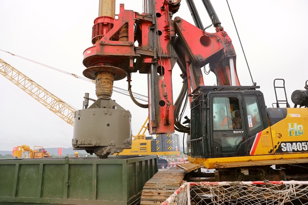 橋梁樁機將鐵山港跨海特大橋海上橋墩樁基施工過程中產生的污泥轉送至專門的儲存箱中。莫小斌攝