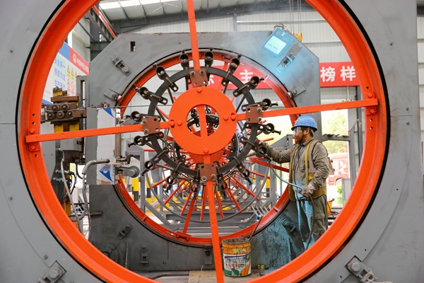 施工人員正在緊張生產鐵山港跨海特大橋建設所需要的鋼筋。莫小斌攝
