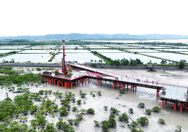 合湛高鐵鐵山港跨海特大橋首個海上橋墩樁基動工開鑽。陳磊攝