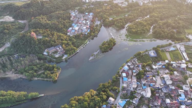 行進中國丨千年靈渠“靈”在哪兒？一場大雨過后，桂林靈渠水利風景區水流湯湯，游客不絕。興安縣南陡口村村民秦峰自家開的農家樂外，新修的青石板路蜿蜒至靈渠畔，草坪如綠毯般鋪展，“以前渠邊雜草叢生，現在成了大公園！”秦峰欣慰地說，“現在游客越來越多，這靈渠又‘活’了起來。”