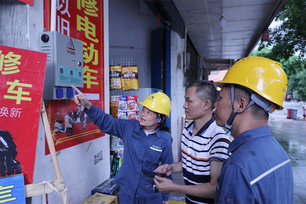 向店家介绍使用方法。温靖铭摄