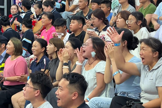 现场观众为球员们加油助威 刘力铭 摄