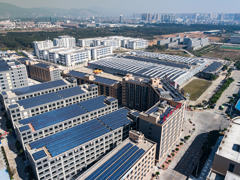 在贵港市西江产业园区,企业利用屋顶建设分布式光伏发电项目,使用绿电生产,在低碳节能的同时还降低了企业的生产成本。韦振宏摄