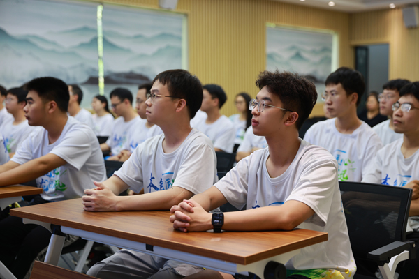 新員工正在專注於課堂學習。廣西中煙供圖