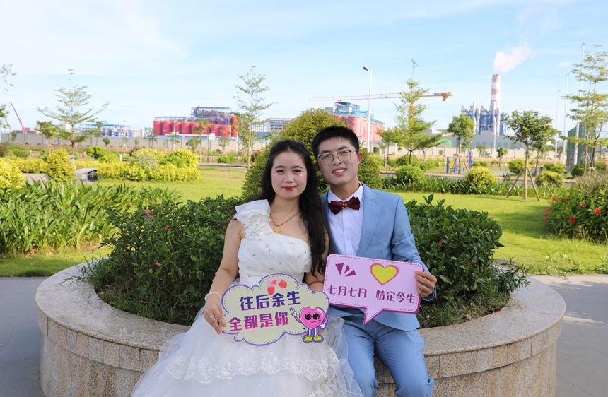 新人在廣西華昇生態鋁工業基地拍攝婚紗照。王鑫攝