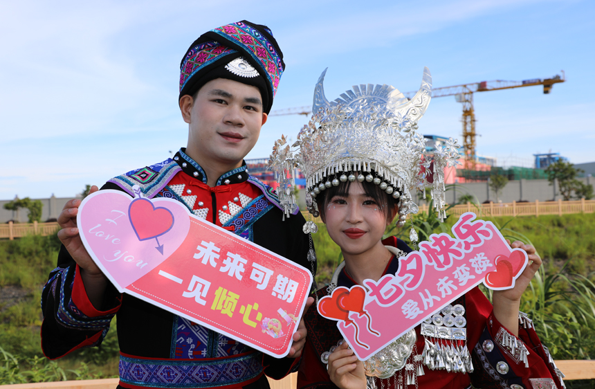 新人拍攝民族風情婚紗照。王鑫攝