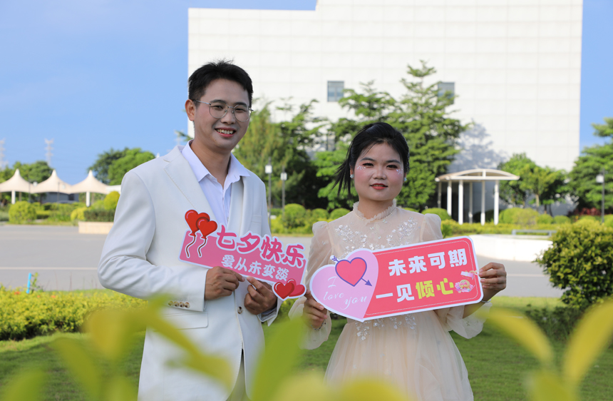 新人在廣西華昇生態鋁工業基地拍攝婚紗照。王鑫攝