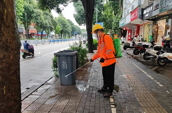 图为环卫工人在衡阳西路进行日常消杀工作