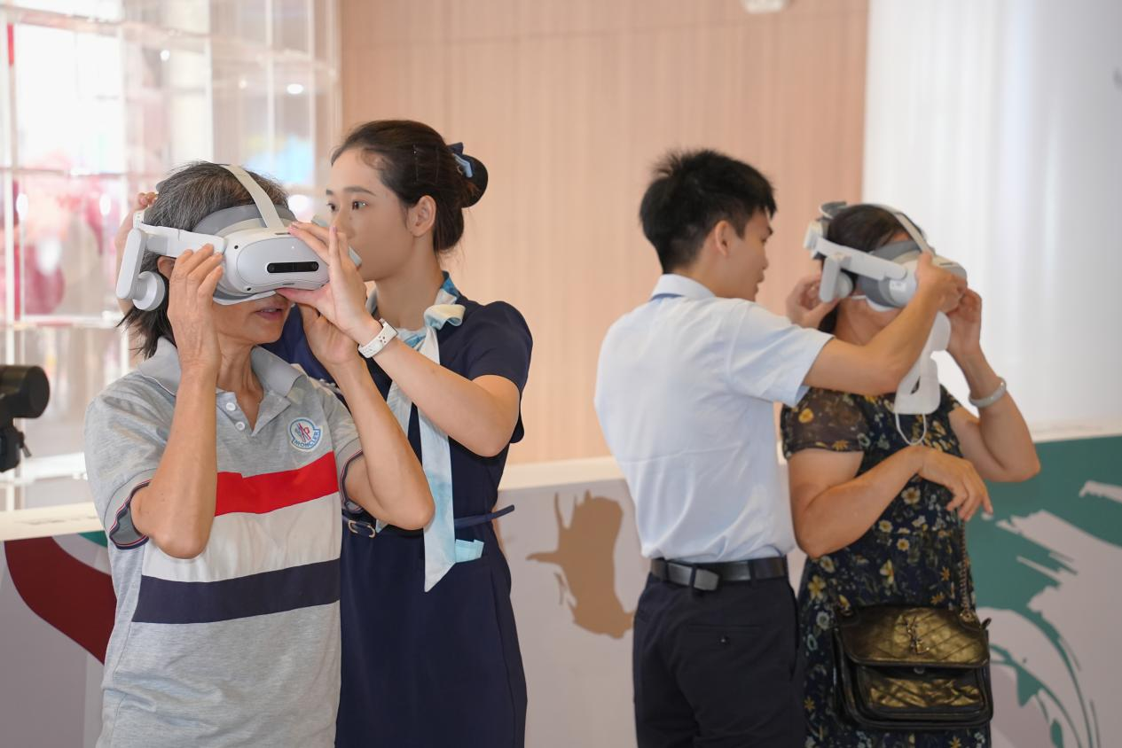 開業現場，市民在體驗中國移動5G VR設備。韋欣鑫攝
