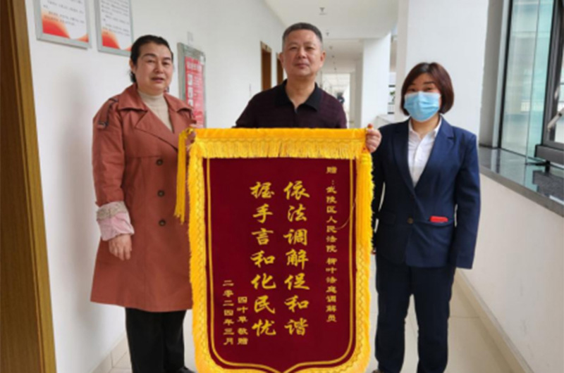 群众自发赠送锦旗。图片提供
