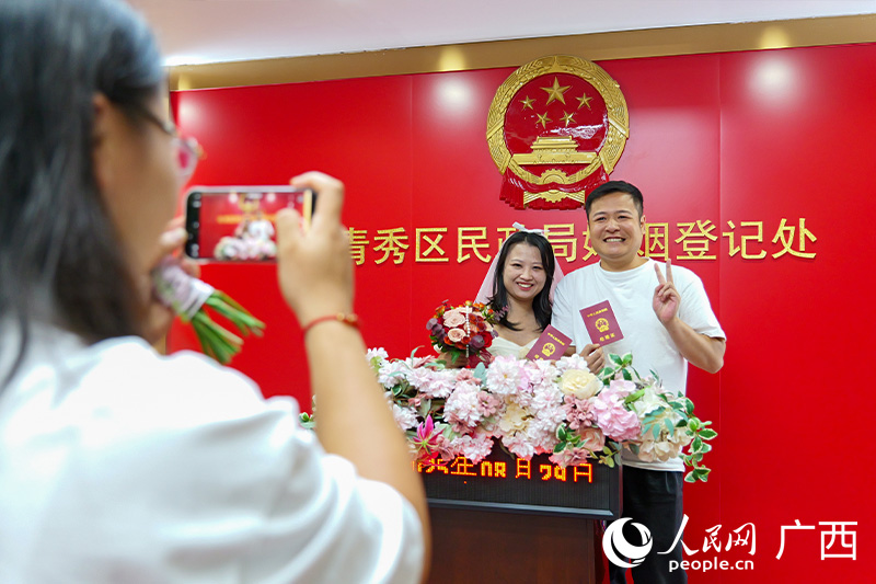 新人“持证上岗”。人民网 梁章晖摄