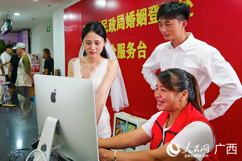 新人挑选现场拍摄的照片。人民网 梁章晖摄