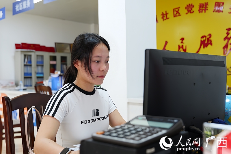 贾水清在岗位上认真工作。人民网 梁章晖摄