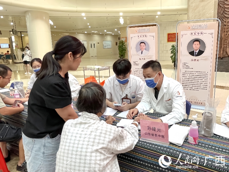 中医专家为市民把脉问诊。人民网 韦欢摄