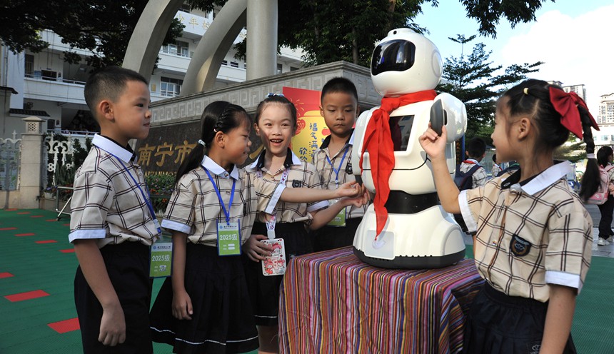 校门口，AI智能机器人“小锦”用活泼的语音和可爱的动作迎接同学们返校。