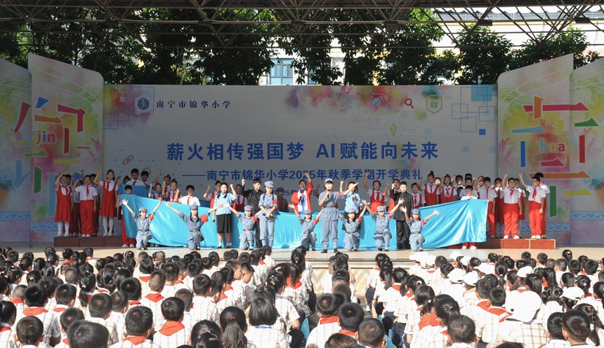 六（7）班带来 “烽烟往事敬山河——纪念抗日战争胜利80周年” 主题表演