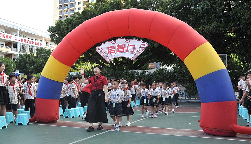 “迎新礼”上，一年级新生在老师带领下穿过“启智门”