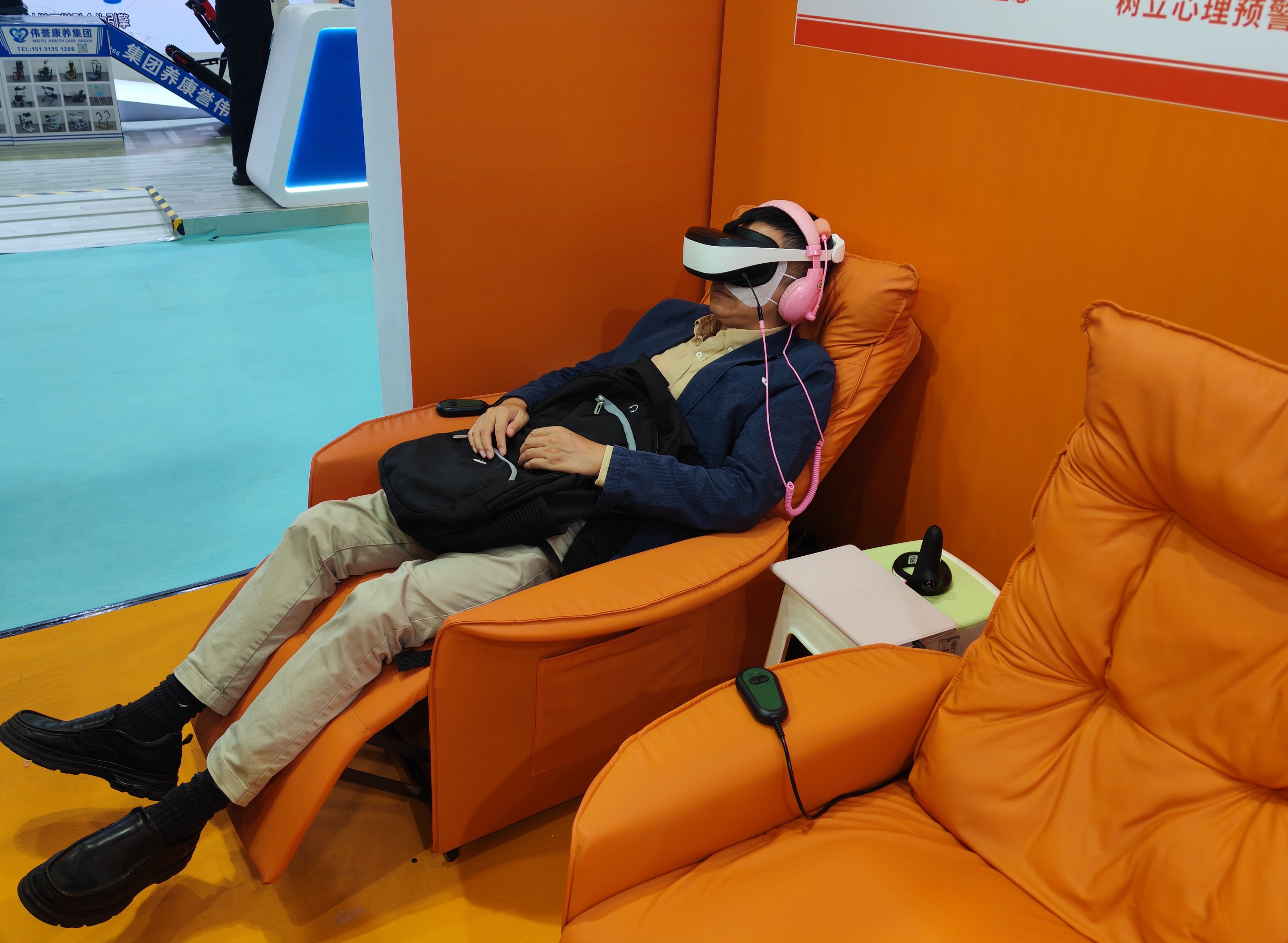 参观者体验AI智能疗愈舒压系统。