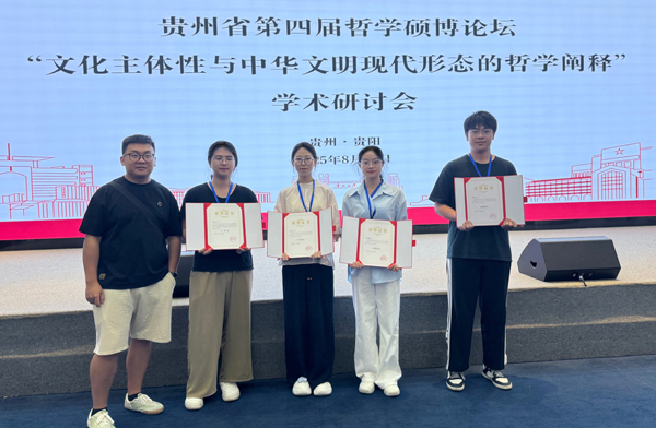 北海艺术设计学院获奖学生合影留念。北海艺术设计学院供图