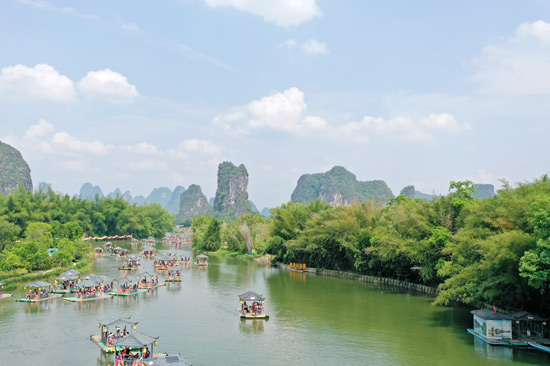 阳朔县遇龙河景区万景码头竹筏漂游。钟玲丽摄