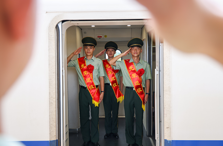 退伍士兵向战友敬礼告别。王斐摄
